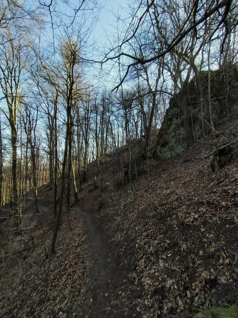 Path leading into the valley, rock formation on the right